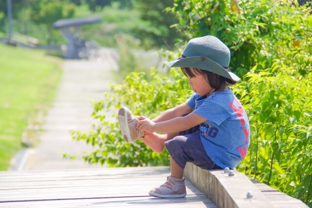 靴を脱ぐ子供